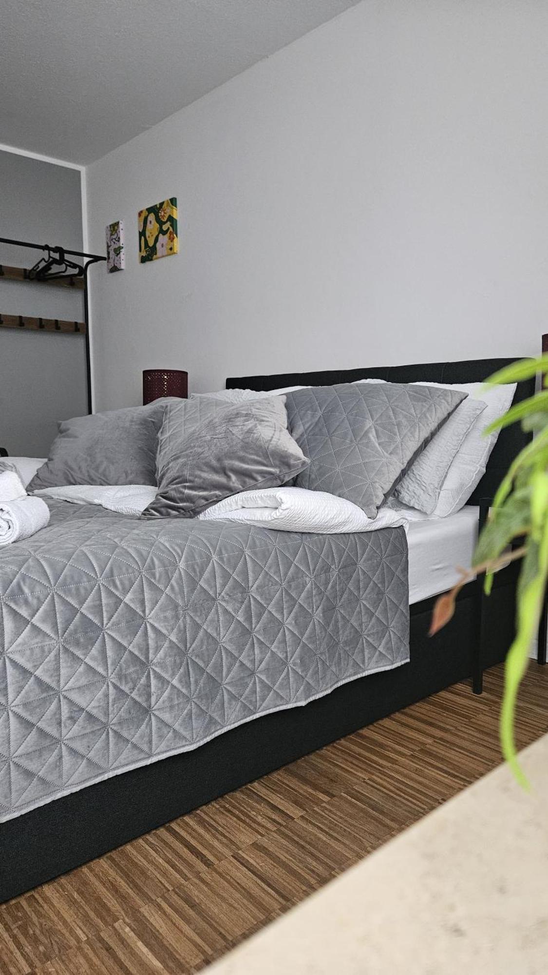 80 M2 Moderne Und Zentrale In Mit Eigenem Parkplatz Apartment Hannover